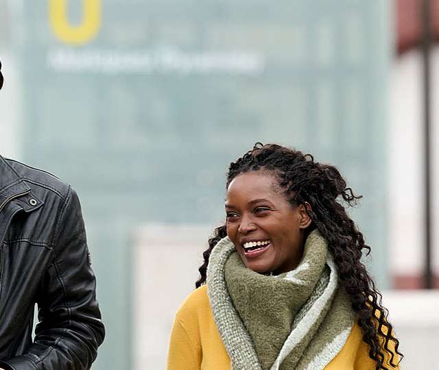 Zwei junge Menschen laufen auf dem Karlsruher Marktplatz.