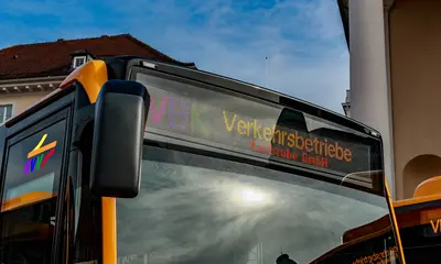 Zielfilmanzeiger eines VBK-Busses mit Schrift in Regenbogen-Farben