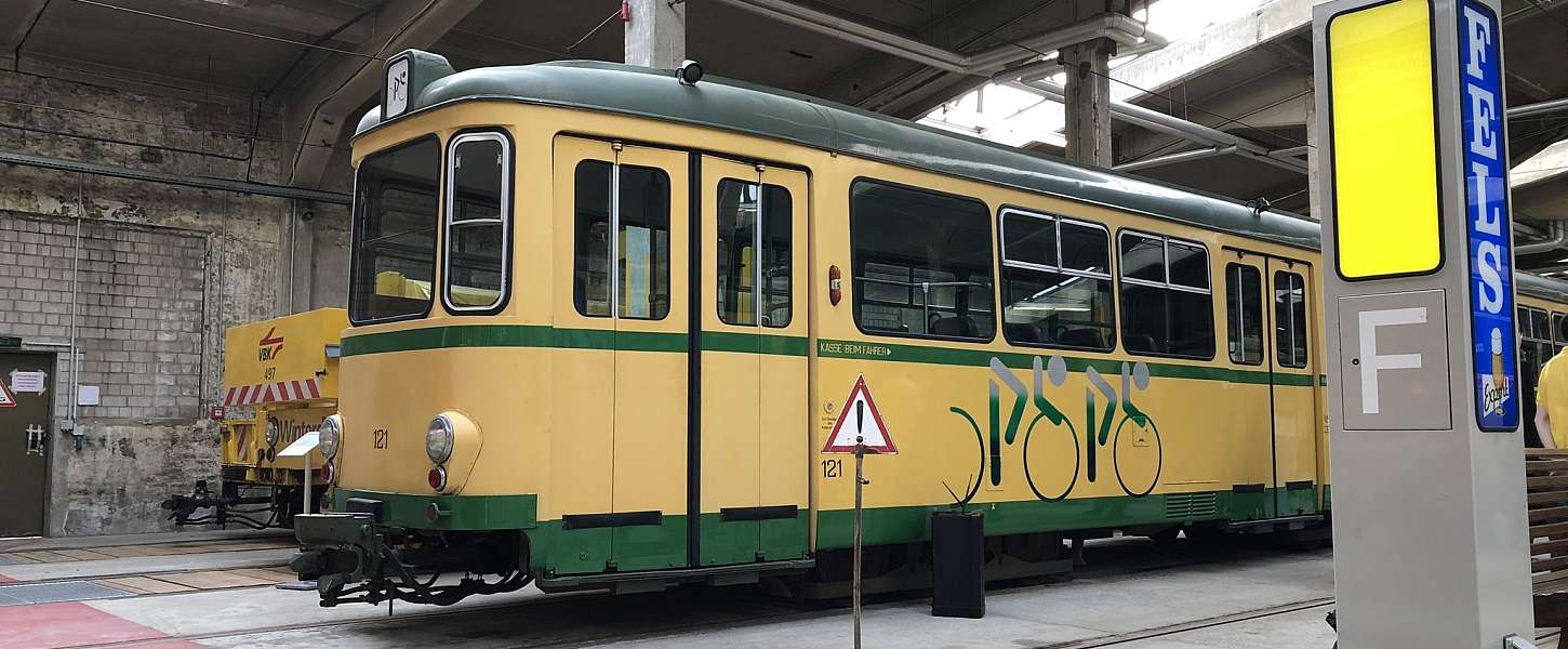 Eine historische Bahn steht im VBK-Depot.