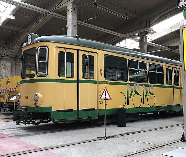 Eine historische Bahn steht im VBK-Depot.