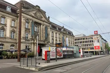 Der südliche Bahnsteig am Karlsruher Europaplatz. Dahinter ist die Fassade der Postgalerie zu sehen.