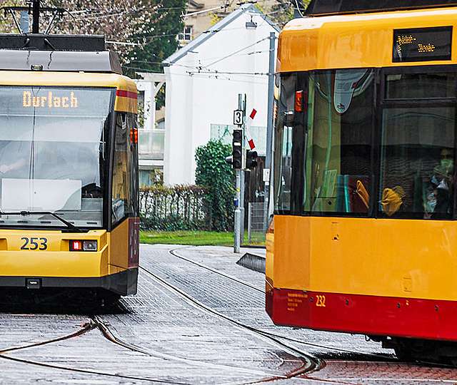 Zwei Bahnen begegnen sich auf dem Gleis.