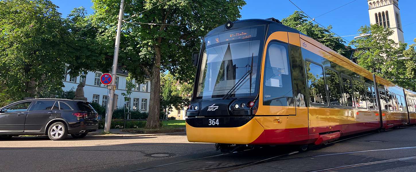 Eine Bahn fährt durch Daxlanden.