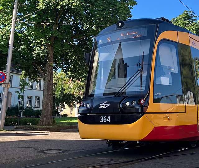 Eine Bahn fährt durch Daxlanden.